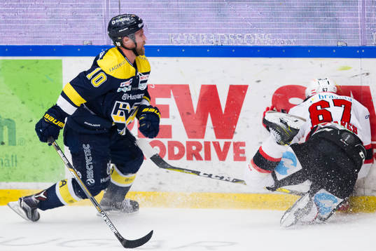 s Martin Thörnberg tacklar Malmö Redhawks Konstantin
