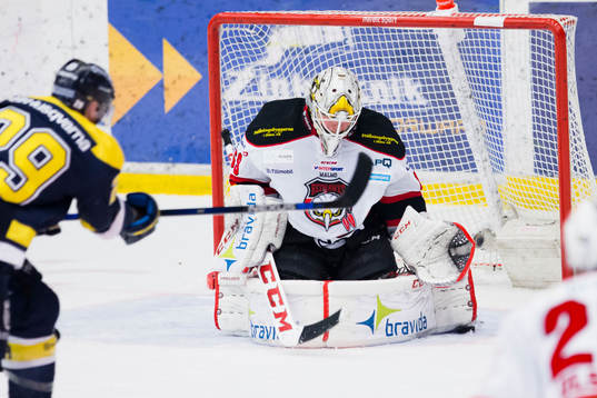 s Chris Abbott skjuter mot Malmö Redhawks målvakt Oscar