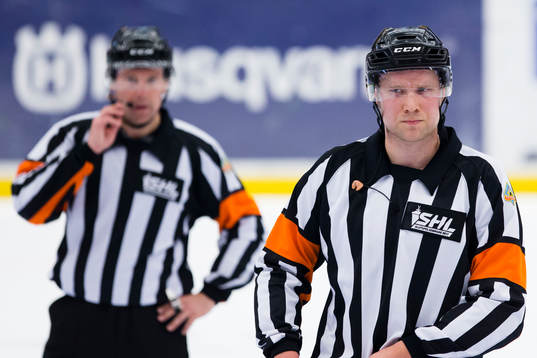 Domarna Wolmer Edqvist och Aleksi Rantala