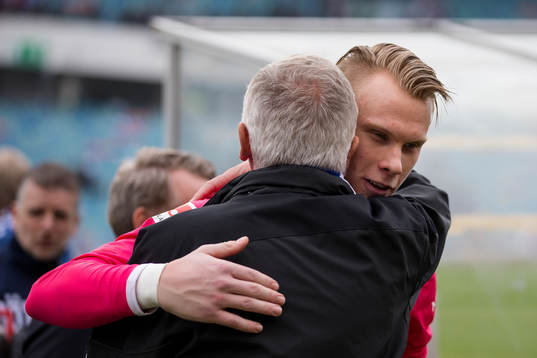 IFK Göteborgs målvakt Pontus Dahlberg kramas om av