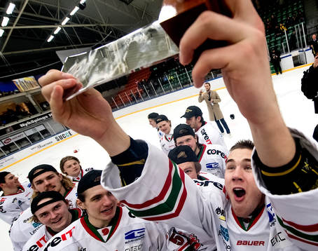 Modos Anton Gradin lyfter SM pokalen