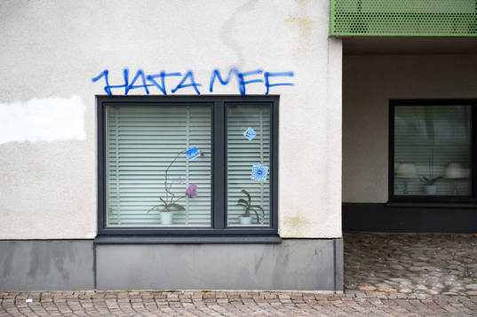 Det står "Hata MFF" klottrat på en husfasad innan
