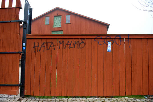 Det står "Hata Malmö" klottrat på en husfasad innan