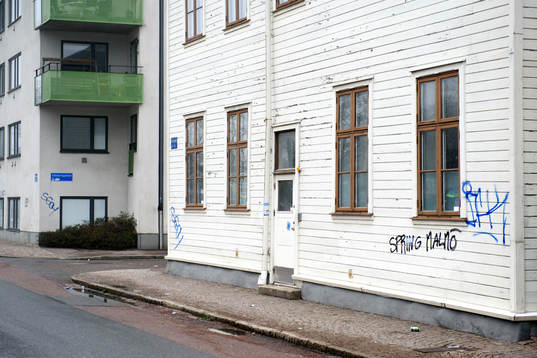 Det står "Spring Malmö" klottrat på en husfasad innan