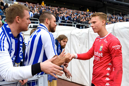 IFK Göteborgs målvakt Pontus Dahlberg tackar publiken