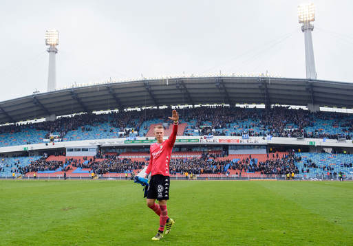 IFK Göteborgs målvakt Pontus Dahlberg tackar publiken