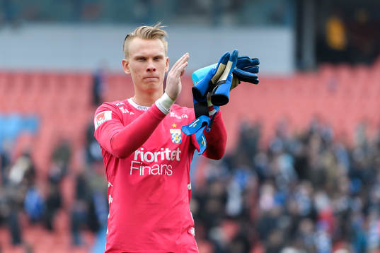 IFK Göteborgs målvakt Pontus Dahlberg tackar publiken