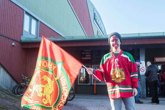Mora supporter innan ishockeymatchen i direktkvalet till