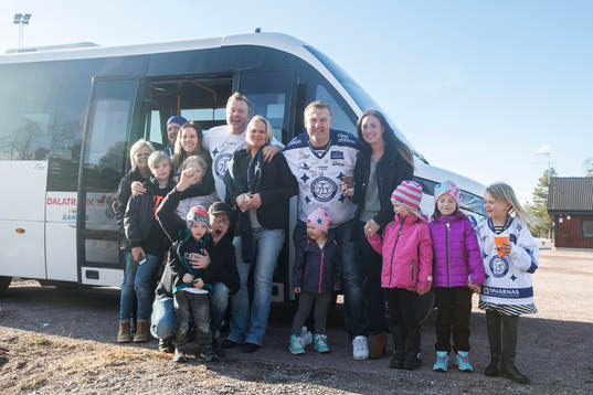 Leksands supporters innan ishockeymatchen i direktkvalet