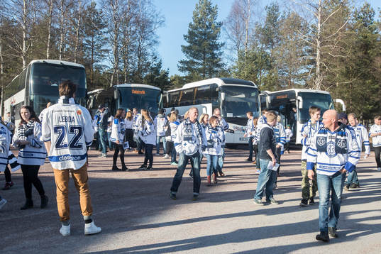 Leksands supporters innan ishockeymatchen i direktkvalet