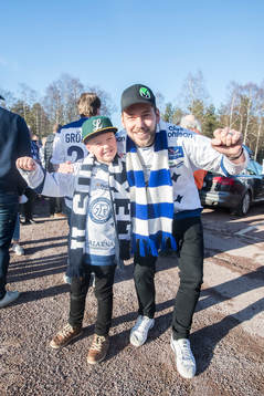 Leksands supporters innan ishockeymatchen i direktkvalet