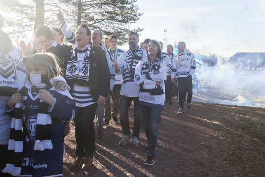 Leksands supporters innan ishockeymatchen i direktkvalet