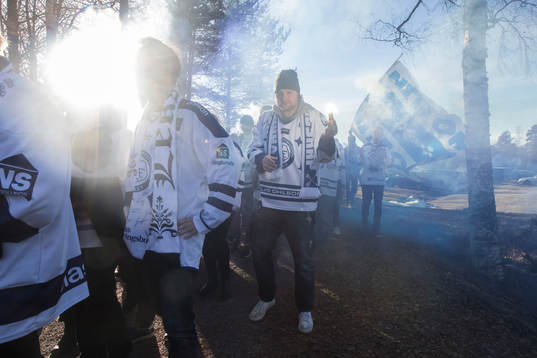 Leksands supporters innan ishockeymatchen i direktkvalet