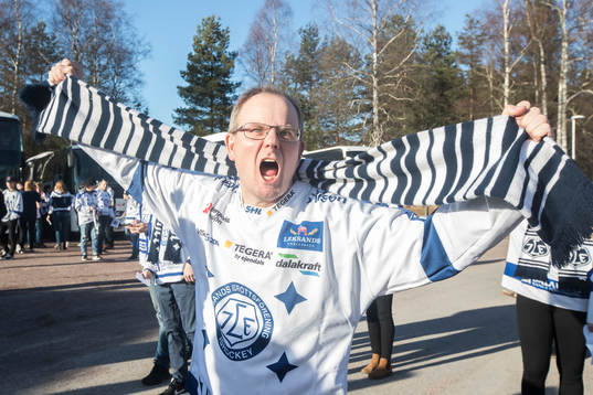Leksands supporters innan ishockeymatchen i direktkvalet