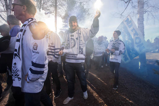 Leksands supporters innan ishockeymatchen i direktkvalet