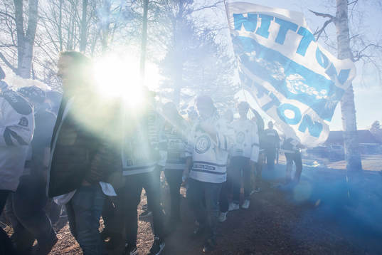 Leksands supporters innan ishockeymatchen i direktkvalet