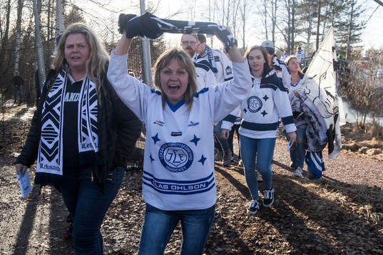 Leksands supporters innan ishockeymatchen i direktkvalet