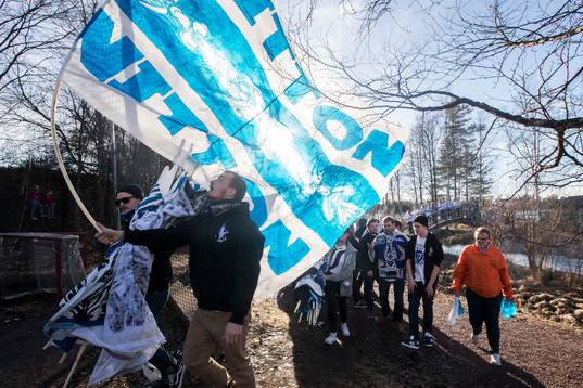 Leksands supporters innan ishockeymatchen i direktkvalet