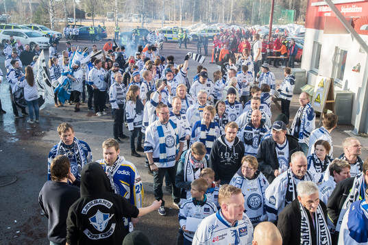 Leksands supporters innan ishockeymatchen i direktkvalet