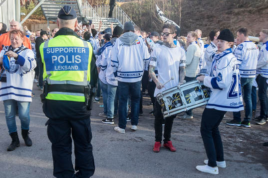 Leksands supporters innan ishockeymatchen i direktkvalet
