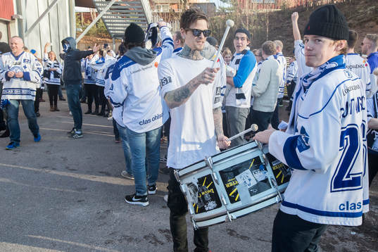 Leksands supporters innan ishockeymatchen i direktkvalet