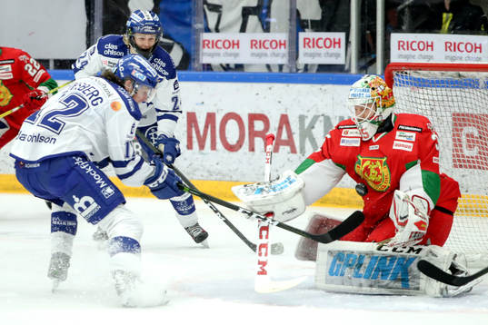Leksands Fredrik Forsberg och Moras målvakt Christian