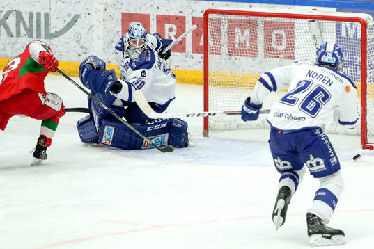 Moras Erik Flood och Leksands målvakt Henrik Haukeland