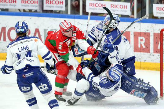 Moras Mats Hjort  och Leksands Daniel Bertov och målvakt