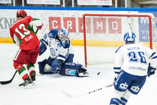 Moras Emil Bejmo framför Leksands målvakt Henrik