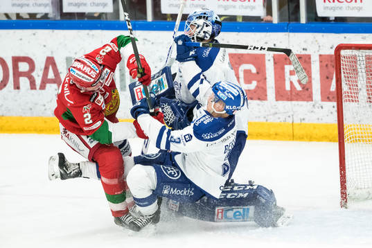 Moras Mats Hjort  och Leksands Daniel Bertov framför