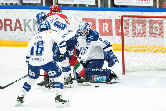 Moras Matt Bailey framför Leksands målvakt Henrik