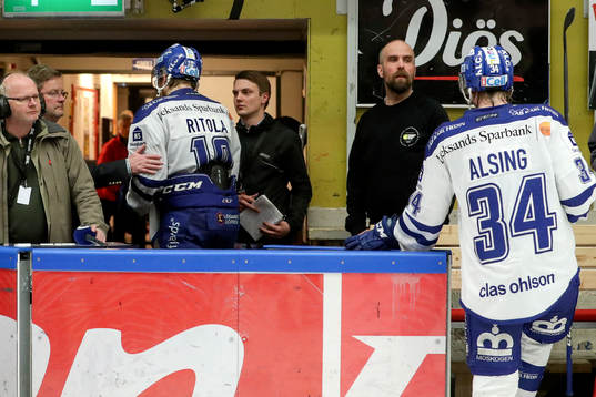Leksands Mattias Ritola och Olle Alsing lämnar isen