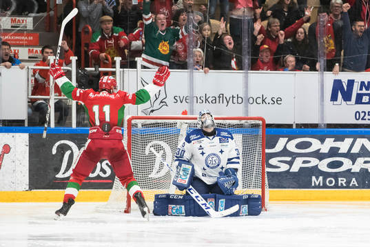 Moras Alexander Hilmerson jublar Leksands målvakt Henrik