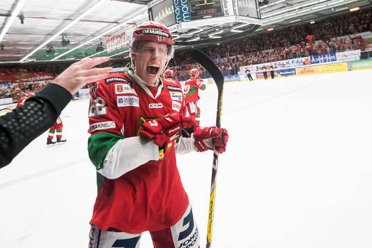 Moras Matias Lassen jublar i ishockeymatchen i direktkvalet