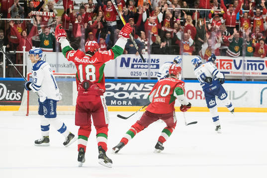 Moras Emil Aronsson och Pierre Engvall jublar Leksands Jon