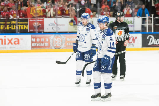 Leksands Oskar Lang deppar i ishockeymatchen i direktkvalet