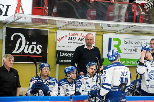 Leksands spelarna och tränare Per-Erik Johnsson deppar