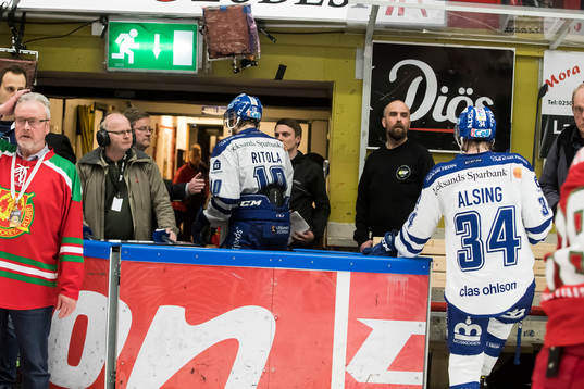 Leksands Mattias Ritola och Olle Alsing lämnar isen