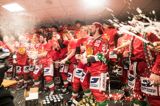 Moras spelarna jublar