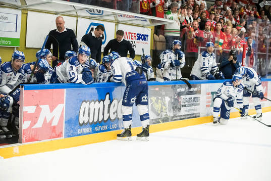 Leksands  spelarna deppar i ishockeymatchen i direktkvalet