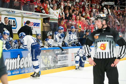Leksands  spelarna deppar i ishockeymatchen i direktkvalet