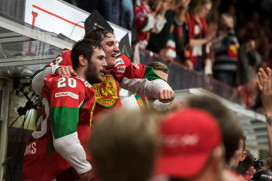 Moras Kevin Goumas och William Pethrus jublar