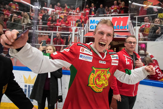 Moras Matias Lassen jublar i ishockeymatchen i direktkvalet
