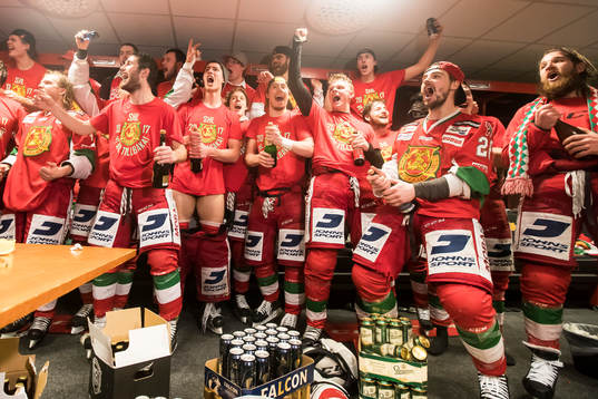 Moras spelarna jublar
