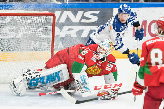 Leksands Tobias Forsberg och Moras målvakt Christian