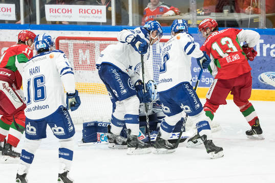 Moras Emil Bejmo framför Leksands målvakt Henrik