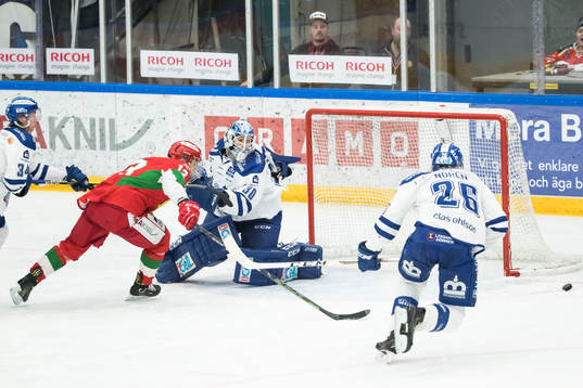 Moras Emil Bejmo framför Leksands målvakt Henrik