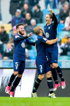 Malmö FFs Pawel Cibicki jublar med lagkamrater