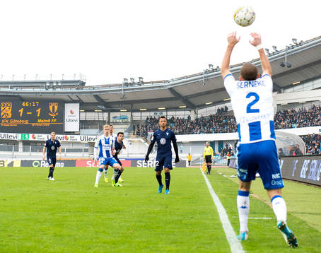 Malmö FFs Tobias Sana tittar på när IFK Göteborgs Emil