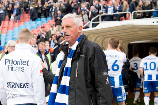 IFK Göteborgs ordförande Frank Andersson tackar spelarna